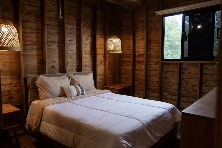 غرفة ثانية تطل على الغابة
غرفة نوم ثانية بسرير مريح وإضاءة خافتة ونافذة تطل على الأشجار، وهي مثالية للاسترخاء في وسط الطبيعة.