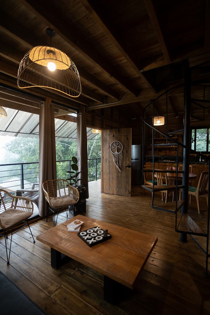 غرفة خشبية مفتوحة ودافئة
منطقة اجتماعية مريحة مع أرضيات وسقوف خشبية ومصابيح دافئة وطاولة قهوة وغرفة طعام ووصول مباشر إلى الشرفة. مسكن مثالي للمشاركة كزوجين أو عائلة أو أصدقاء.