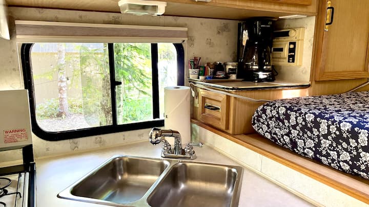 Camper 0.4 Miles From Mt. Rainier Natl Park - Ashford, WA