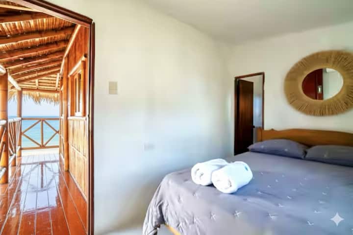 Kamer met tweepersoonsbed (twee plaatsen) Eigen badkamer met warm water, airconditioning.