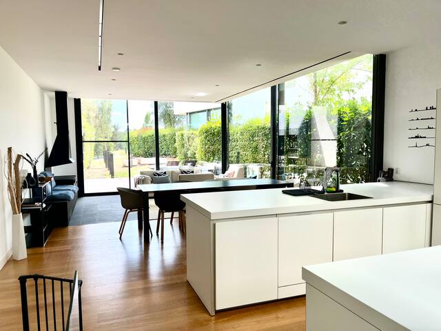 Modern & spacious family house in Camiral Resort