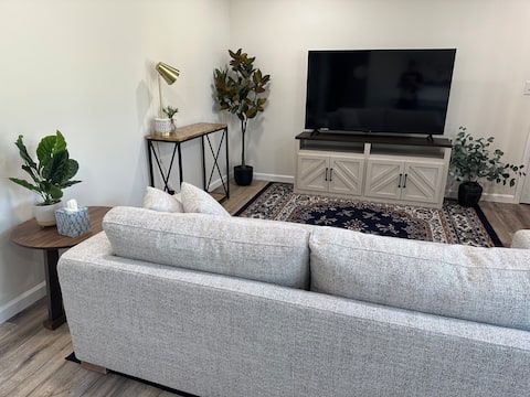 Beautiful 2 BR Cottage in Hamilton