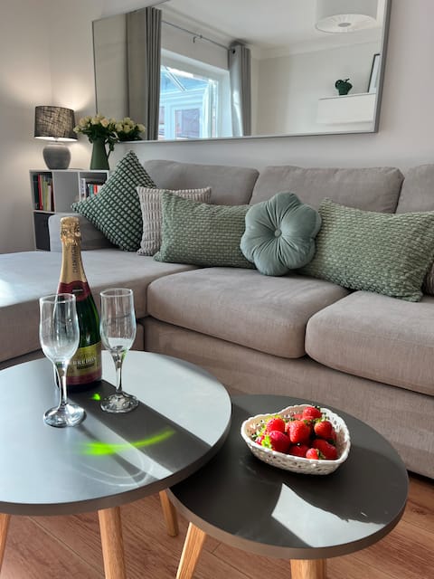 Weymouth nest with FREE parking, 10 min to beach