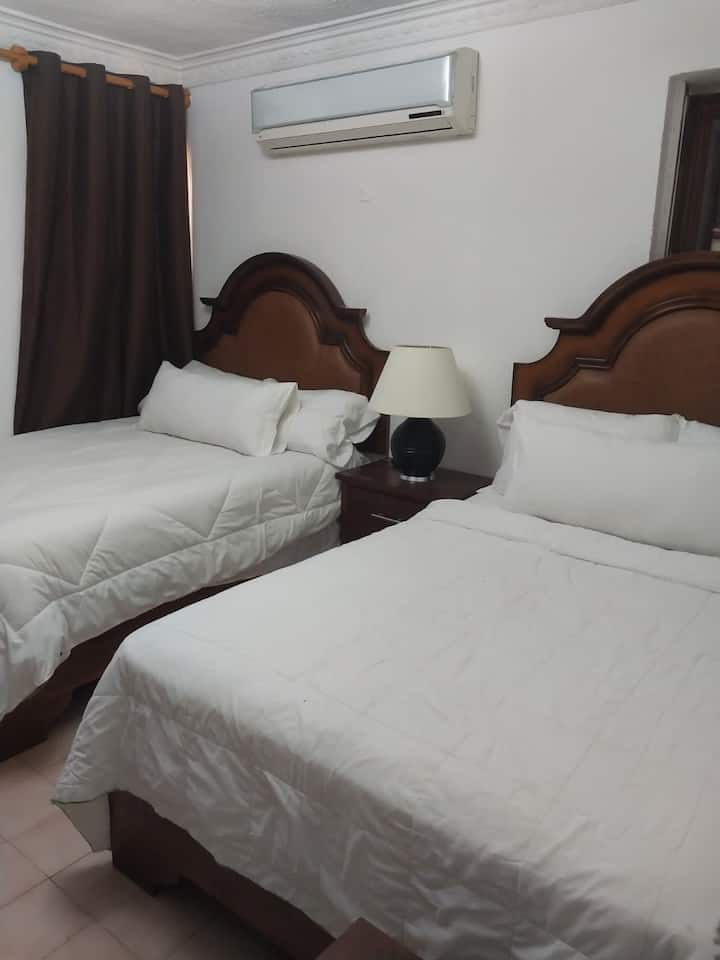 ห้องนอนที่สวยงามและความรักพร้อมที่จะเพลิดเพลินกับการพักผ่อนที่อุดมสมบูรณ์