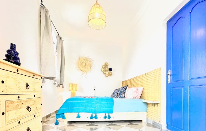 Ძალიან ფართო ოთახი დიდი საწოლით (160x200) , ტანსაცმლის სათავსოთი და ბაღის განსაცვიფრებელი ხედებით + ცალკე ტერასა აუზითა და ბაღის ხედით ჩაისთვის 