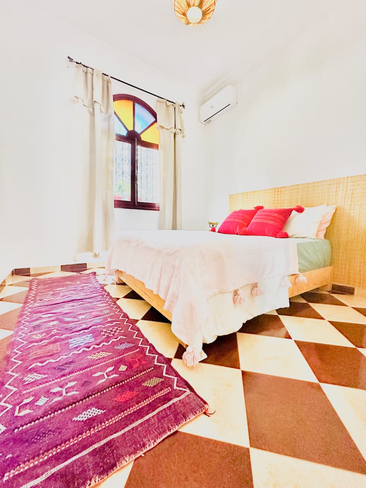 Ძალიან ფართო და ნათელი საძინებელი პირველ სართულზე დიდი საწოლით (160x200) და ტანსაცმლისა და კონდიციონერის სათავსოთი 