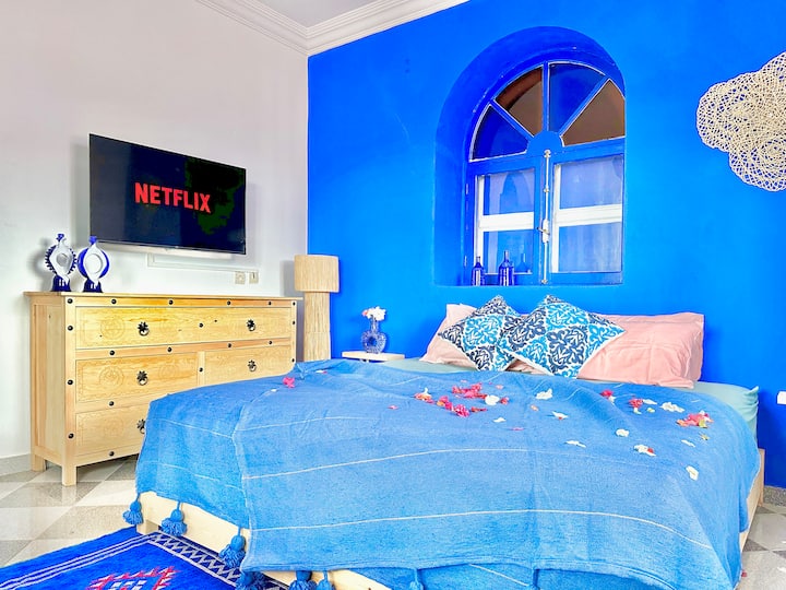 Მთავარი საძინებლის ფლიგელი დიდი ზომის საწოლით, 43-დუიმიანი სმარტ-ტელევიზორით Netflix YouTube IPTV , ცალკე სააბაზანო, კონდიციონერი , ცალკე აივანი და ბაღის განსაცვიფრებელი ხედები და აუზი 