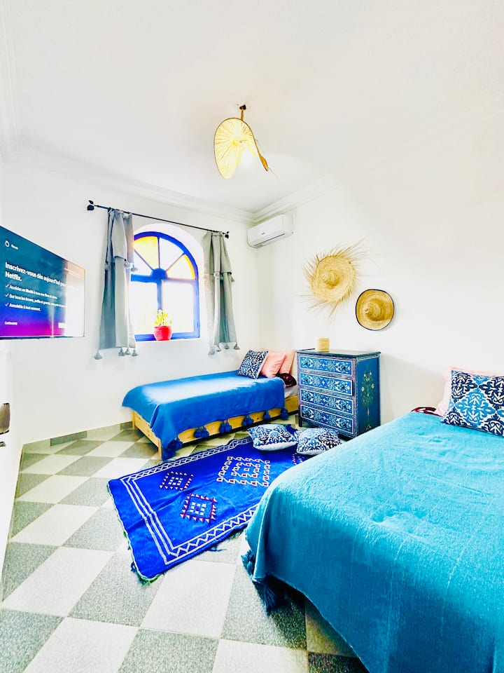 Კონდიცირებული ფართო ოთახი 2 ერთადგილიანი საწოლით და სმარტ-ტელევიზორით Netflix YouTube iptv , ტანსაცმლის საცავი 