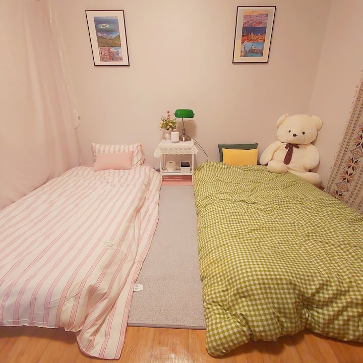 Hay 2 colchones individuales en la habitación pequeña.
Una cama cómoda está preparada con una manta para el cuidado de alergias. 