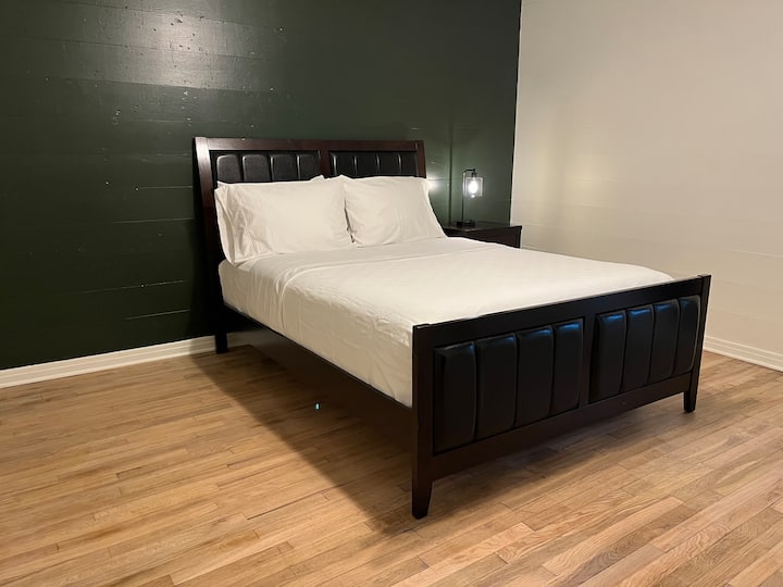 غرفة نوم ثانية بسرير بحجم كبير