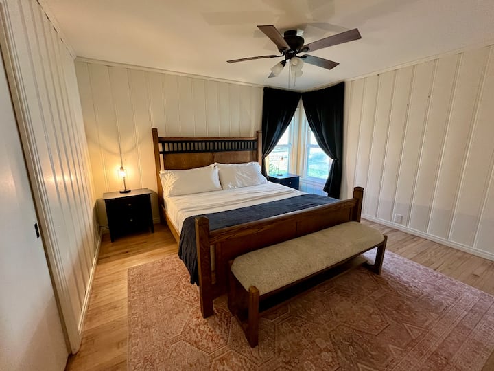 سرير كينج مريح مع حامل ليلي ومصباح. 