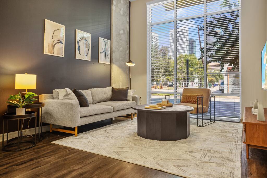 Upscale 1BDR City Views: Pool, Free Parking