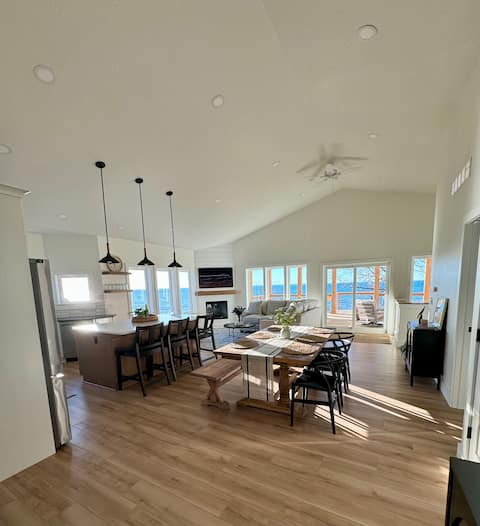 Lake Erie Sunset Retreat - Newly Renovated in 2024