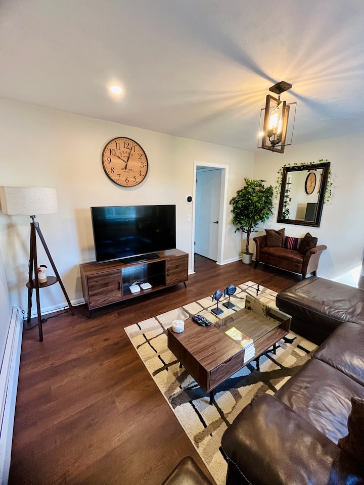 Modern & Serene 3 Bedroom Townhouse In Sono - Norwalk