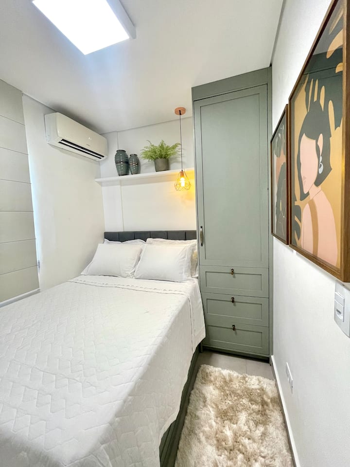 Спална соба со стандарден брачен кревет. 