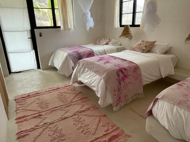 The Mill: Chumba cha kulala cha 1 (kitanda 3 cha mtu binafsi na sinki.) Mwonekano wa mlima na bustani