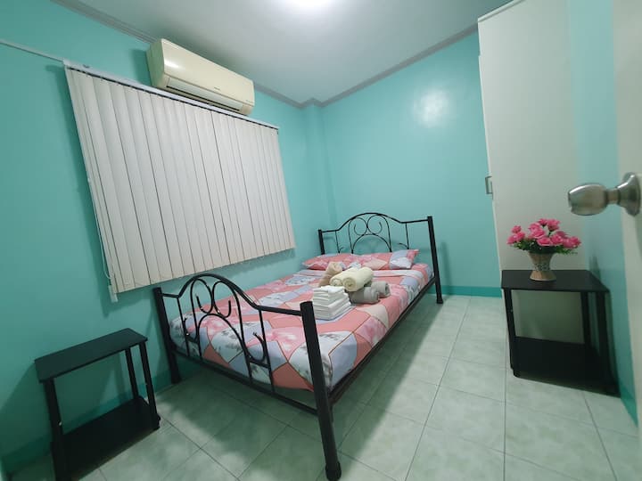 
Მწვანე ოთახი მდებარეობს სახლის მთავარ სართულზე და აღჭურვილია ორადგილიანი საწოლით. Ის, ასევე, გთავაზობთ დამატებით იატაკის ლეიბს დამატებითი საძილე სივრცისთვის, საჭიროებისამებრ.
