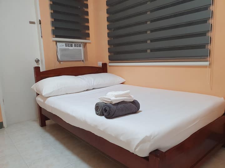 Საძინებელი 2 მდებარეობს მე-2 სართულზე და აღჭურვილია ორადგილიანი საწოლით, დამატებითი იატაკის მატრასით, რომელიც ხელმისაწვდომია დამატებითი საძილე სივრცისთვის. Ის იზიარებს სააბაზანოს და ვარდისფერ ოთახს.