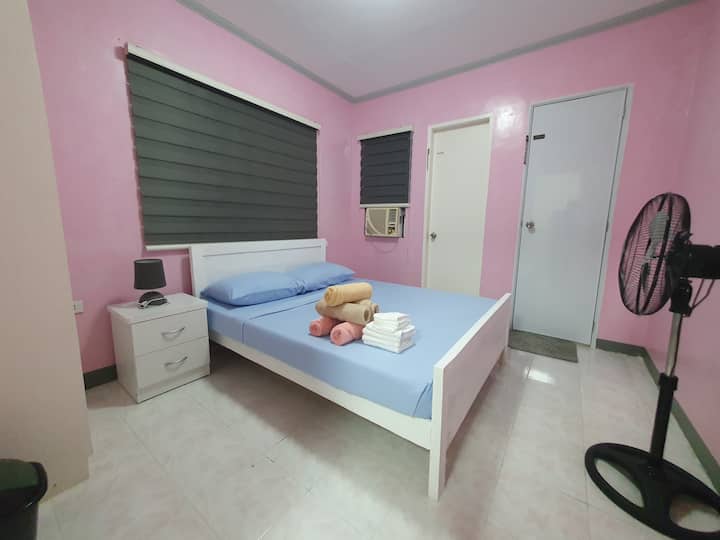 

Ვარდისფერი საძინებელი მდებარეობს მე-2 სართულზე და აღჭურვილია ორადგილიანი საწოლით და ერთი გამოსაწევი ადგილით. Მას, ასევე, აქვს წვდომა ერთმანეთთან დამაკავშირებელ სააბაზანოზე.
