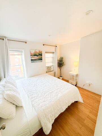 Bright Sunny Apt with 1.5 bath King Bed gallery image 4