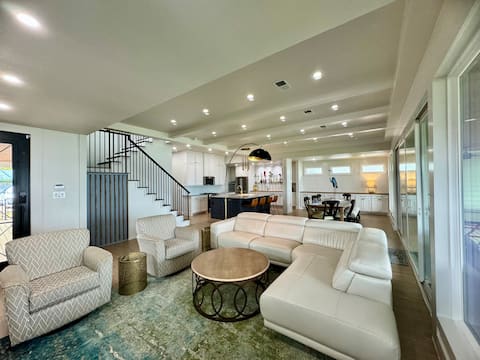 Luxury Lake Front Retreat on Cedar Creek Lake