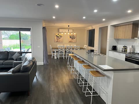 Modern 4 Bedroom, 4 Bed, 4 Bath