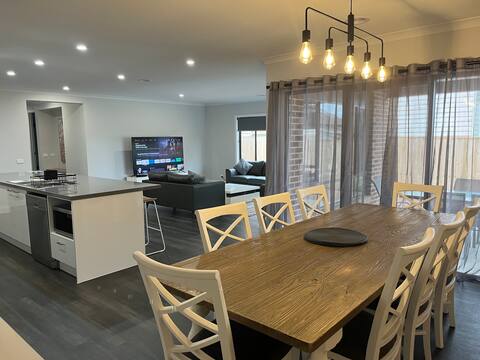 Modern 4 Bedroom, 5 Bed, 4 Bath