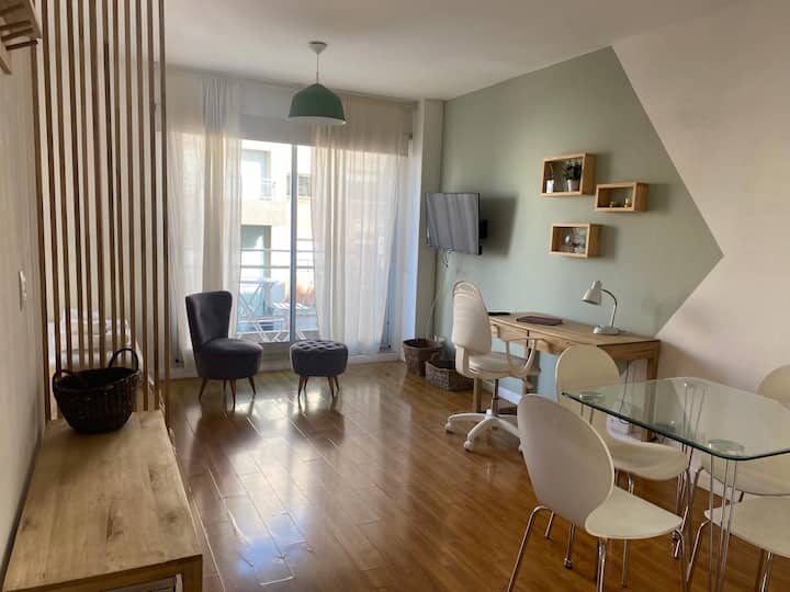 Kitnet reformada com varanda no 7º andar em Colegiales