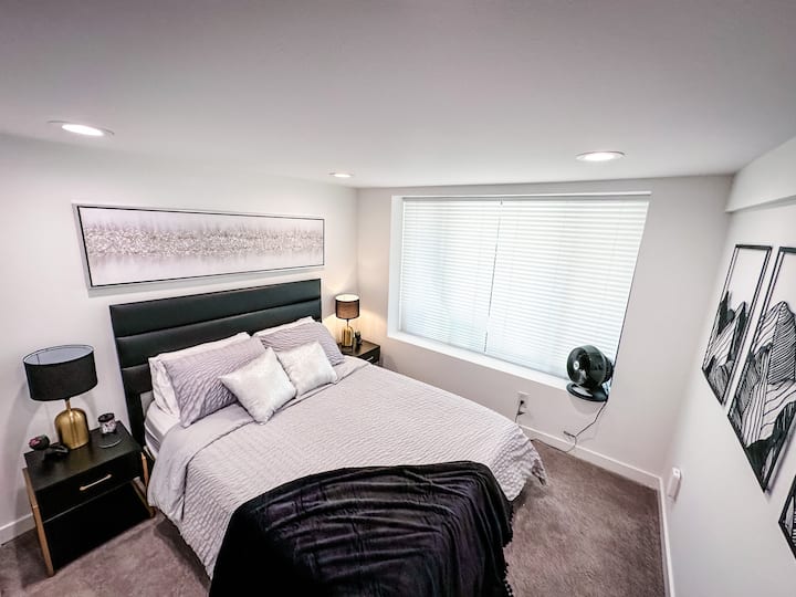 Მთავარი საძინებელი მეხსიერების ქაფის მატრასით დედოფლის ზომის. Უზრუნველყოფილია ვენტილატორი და კედლის გამათბობელი 