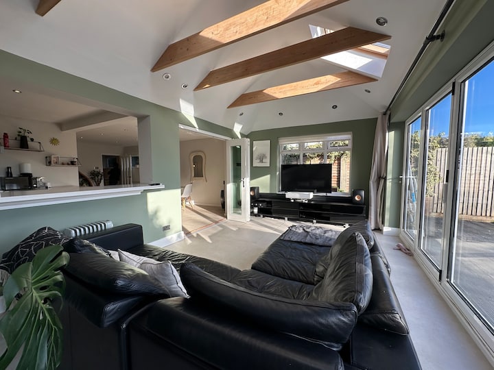 Luxury 3 Bed Cottage With Sauna, Chobham, Sleeps 6 - Woking