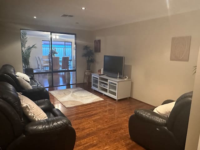 Country Oasis on Evans Street gallery image 3