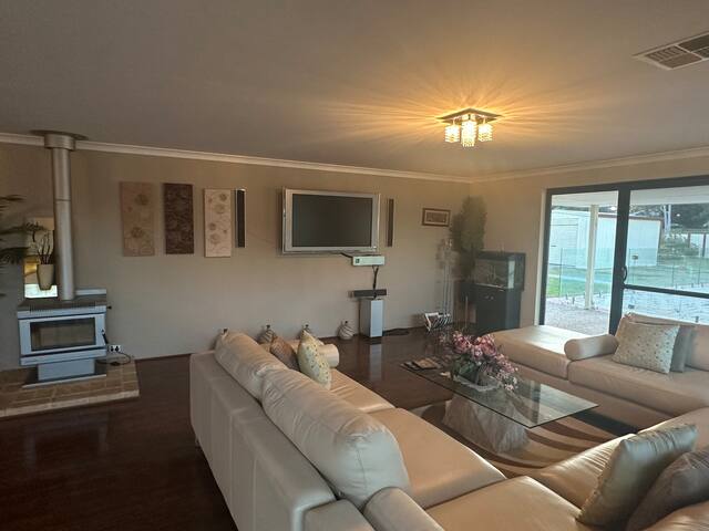 Country Oasis on Evans Street gallery image 2