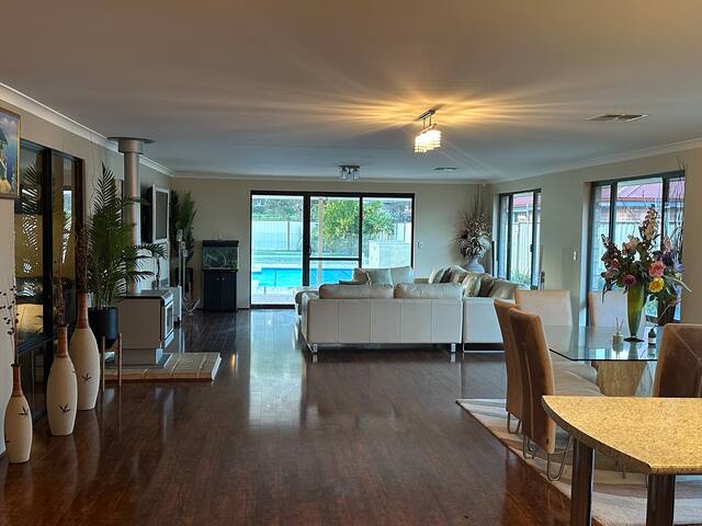 Country Oasis on Evans Street gallery image 4