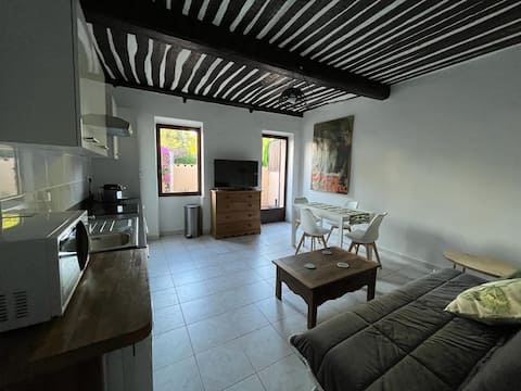 Top Airbnb: Charming 2P, terrace, Old Antibes in Antibes