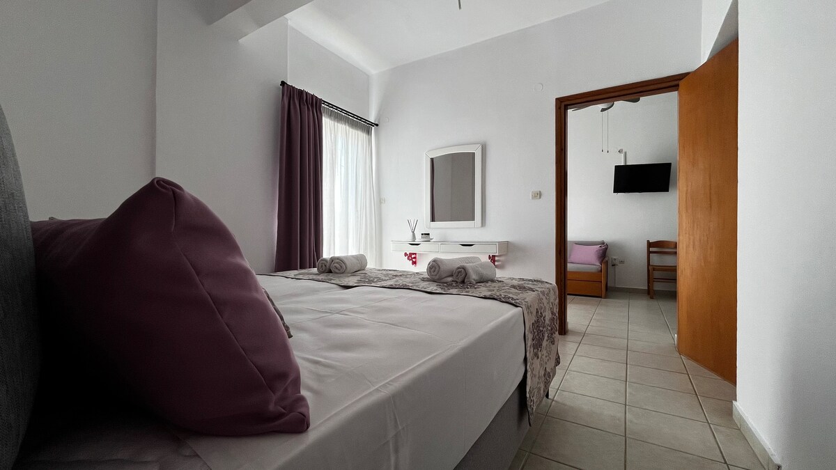 חדר שינה משופץ עם מיטת קווין חדשה ומזרן 2024!!