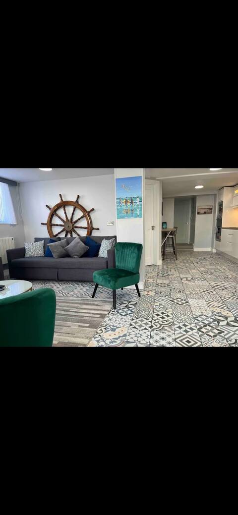 The Captains Wheel and Anchor
