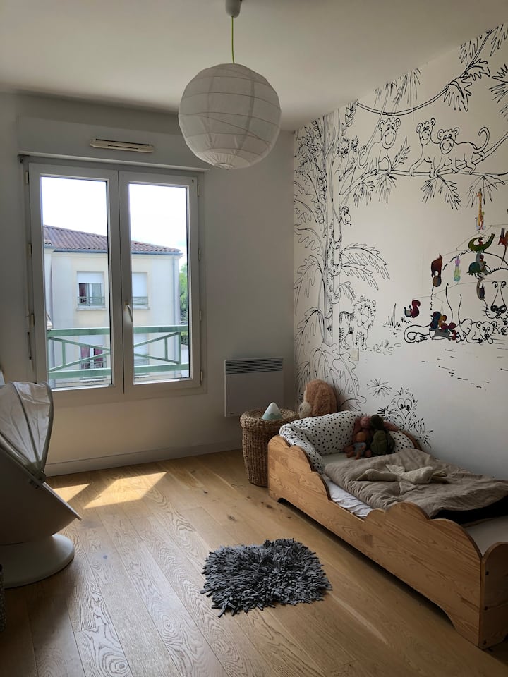 Detská izba, posteľ 70 x 140 cm. Možnosť pridania dáždnikovej postele.