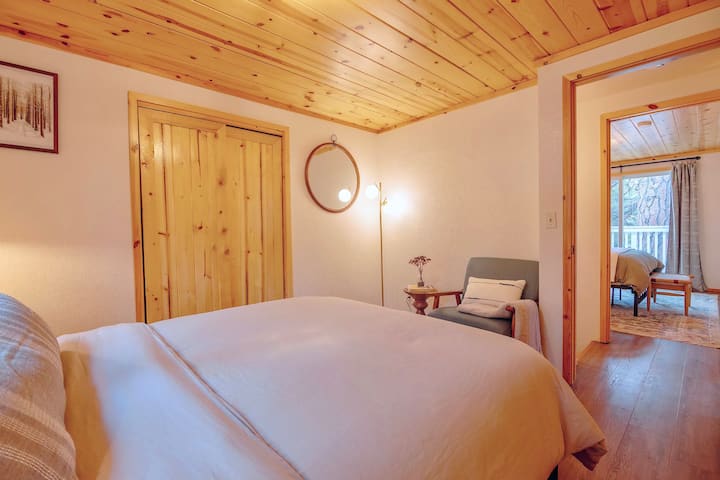 Spálňa 2 orientovaný na zadný dvor.