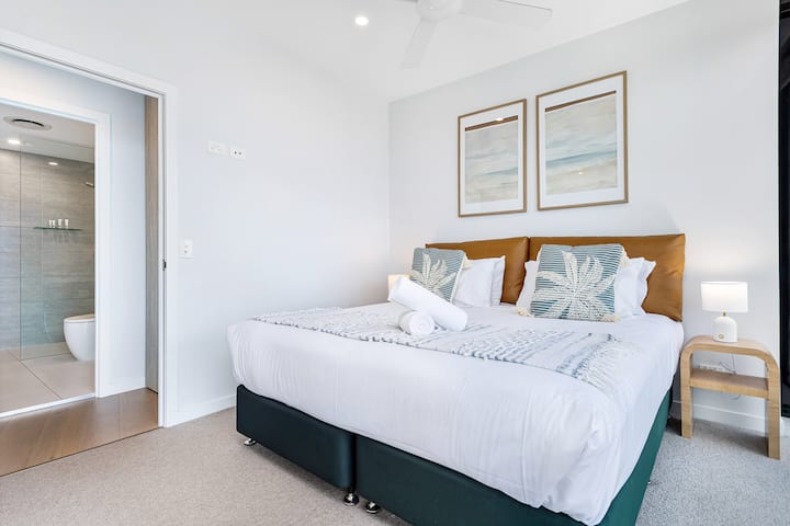 U spavaćoj sobi nalazi se bračni krevet (King Zip) koji se može podijeliti u dva odvojena kreveta (King Single).