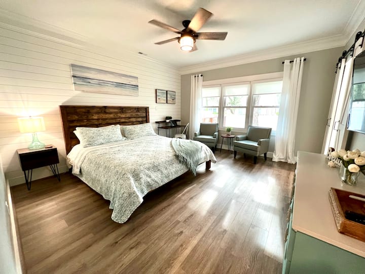 加大双人床卧室，设有指定的办公桌和休息区。 卧室配有一台大型曲面智能电视。 床的两侧都有USB插座，位置方便。 房间配有音响机。  