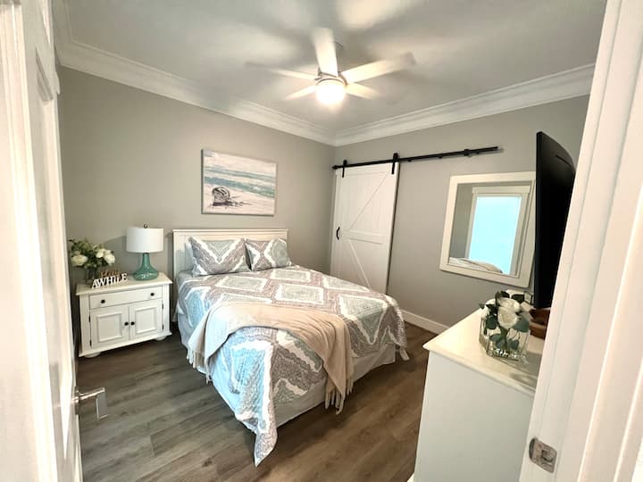 标准双人床卧室# 2.标准双人床、大电视和吊扇。 这个房间在房子的前面。