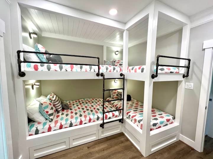 梦想成真！ 2张超大号双人床和2张双床超大号床。 此房间有两个壁橱和4个抽屉。 这些双层床有足够的空间，每个上下铺都有一盏配备USB插头的阅读灯。 