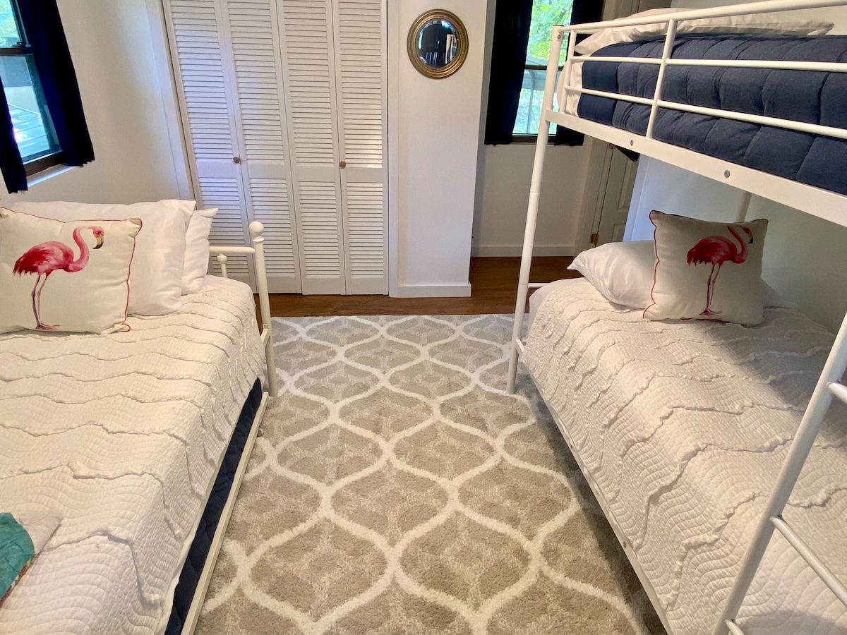 Poschodová izba má dvojlôžkovú poschodovú posteľ s oddelenými posteľami a dvojposteľ s manželskou posteľou.