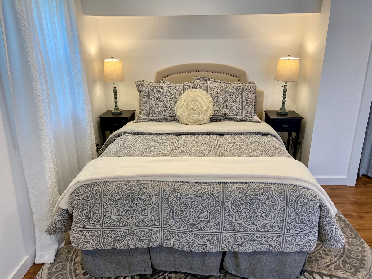 Hlavná spálňa s nastaviteľným matracom Tempur veľkosti Queen.