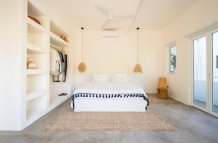 明亮、简约的套房，配备豪华特大号床、内置搁架和清爽的自然纹理，让您放松身心。