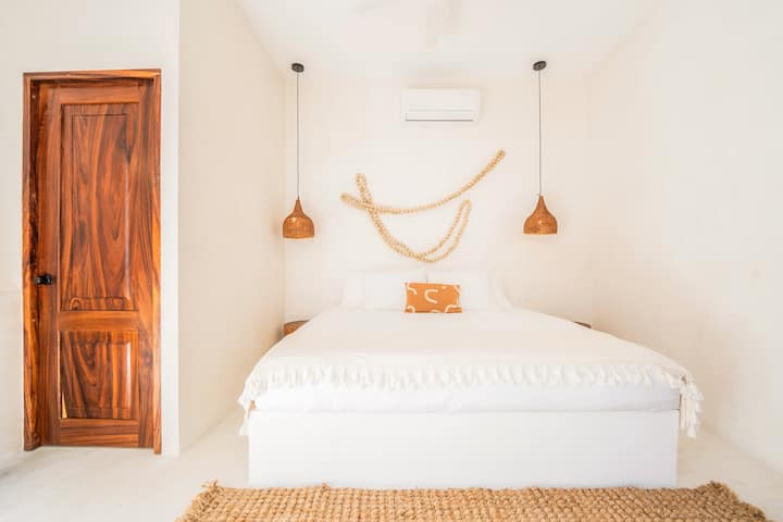 明亮宁静的卧室，采用自然纹理和柔和色调。
