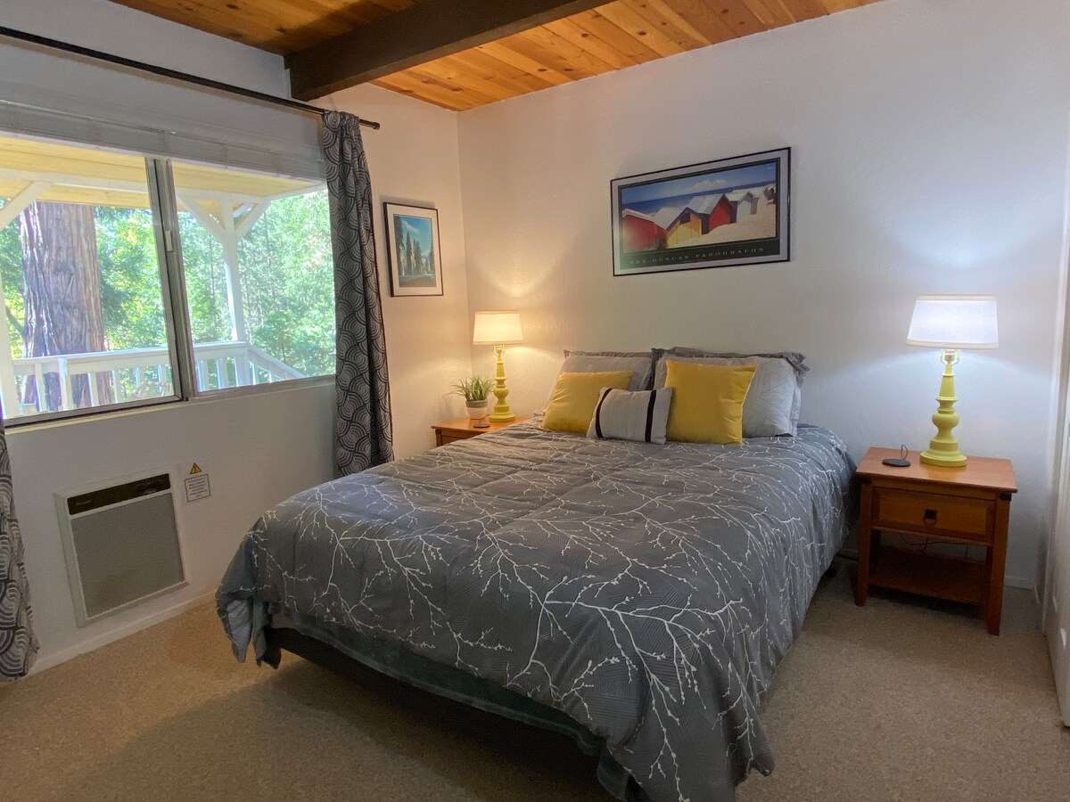 Druhá spálňa na prízemí s manželskou posteľou.