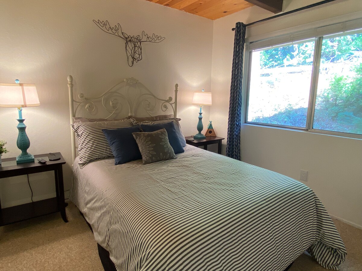 1. spálňa na prízemí s manželskou posteľou.