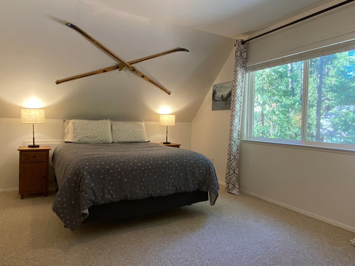 Druhá spálňa na poschodí s manželskou posteľou. Každá lampa má dve zástrčky USB a elektrickú zásuvku.