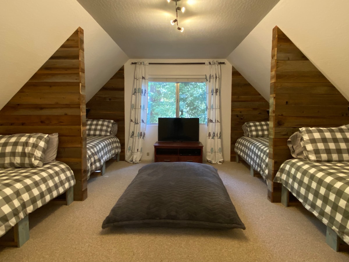 Nazývame to miestnosť na spanie. Má 4 jednolôžka, nadrozmerný vankúš na sedenie a 50-palcový inteligentný televízor Samsung 4K. Televízor je vybavený káblami HDMI na pripojenie herných konzol a Blu-ray prehrávača.